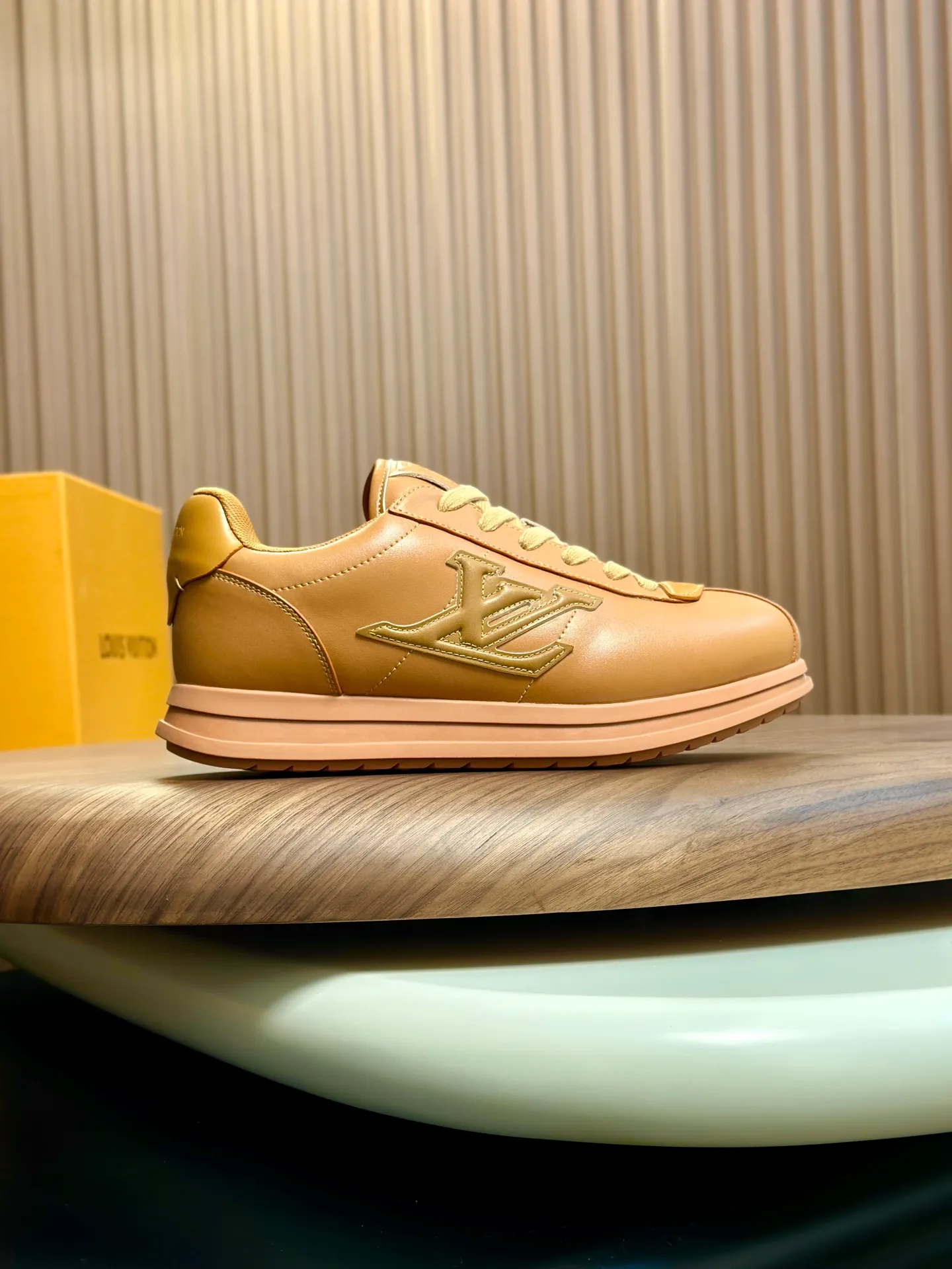 Factory direct sale ¥700💰Full set of packaging💰Top version LV-Louis Vuitton-Classic catwalk new style 1:1 developed replica of the original version! ! The upper foot is very comfortable. It is made of luxurious materials and fine workmanship. The midsole is printed with English letters "Made in Europe". The upper is made of calfskin imported from Italy. The side is decorated with the brand's LOGO and signature. The latest latex foot pads and mesh lining make the foot feel super comfortable. The original two-color TPU combination outsole is specially provided by the original factory. Bag technology Goodyear stitched edges Fabric: Exclusive custom first-layer cowhide Accessories: Exclusive private model Vuitton logo, lining: Customized silk mesh lining - first-layer silk cowhide lining Outsole: TPU combination outsole wear-resistant, non-slip and anti-yellowing Foot pads: new latex pads-mesh sweat-absorbent Counter technology: fully computerized sewing machine wire drawing Toe box back cover Hot and cold shaping Full set of pull-top last with medium and low logo pattern Counter packaging - Shoelaces, certificates, cards, instructions, certificates of quality, dust bags, the most comprehensive packaging on the Internet, men's size 339-44 (38/45 custom-made, non-refundable!